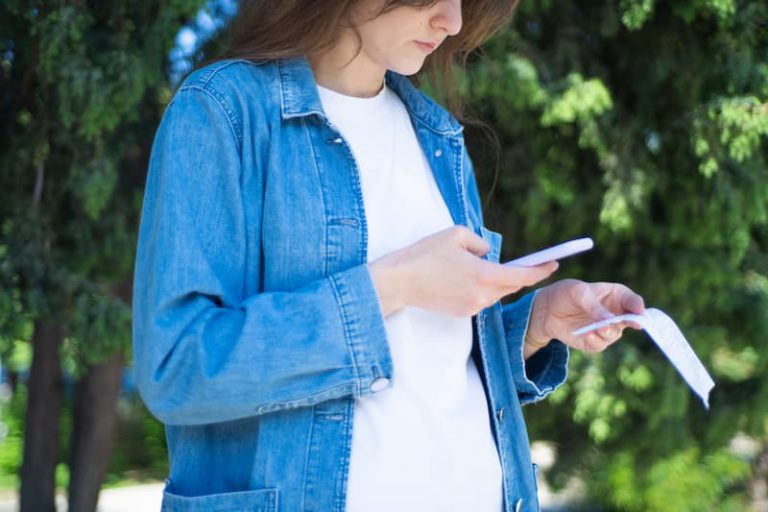 Vrouw scant bonnetje met mobiele app