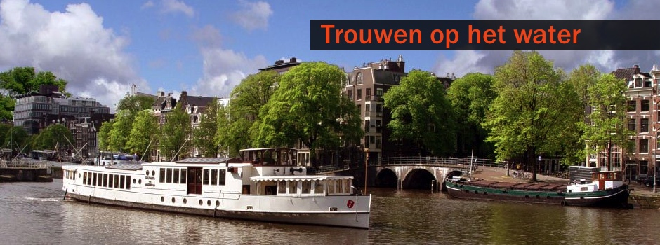 Rondvaartboot in Amsterdam van Rederij de Nederland met tekst Trouwen op het Water ter ondersteuning van de TrIFact365 app voor facturen accorderen.