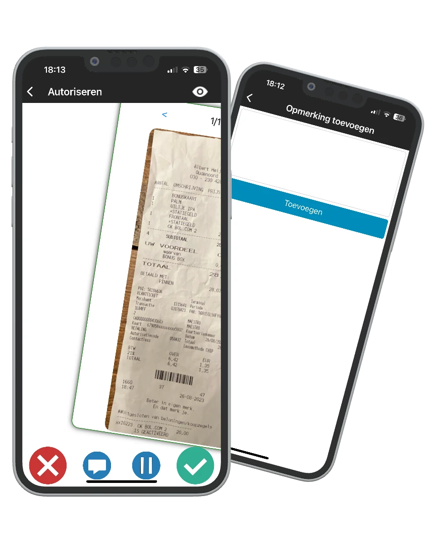 De mobiele app van TrIFact365 waarop een kassabonnetje wordt geautoriseerd, op de achtergrond een tweede telefoon  waarop het scherm "opmerking toevoegen" is geopend.