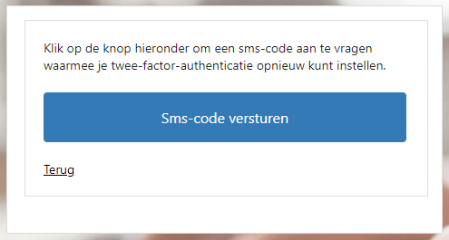 2FA herstellen: Klik op de knop hieronder om een sms-code aan te vragen waarmee je twee-factor-authenticatie opnieuw kunt instellen. Hieronder een blauwe knop met de tekst "sms-code versturen.