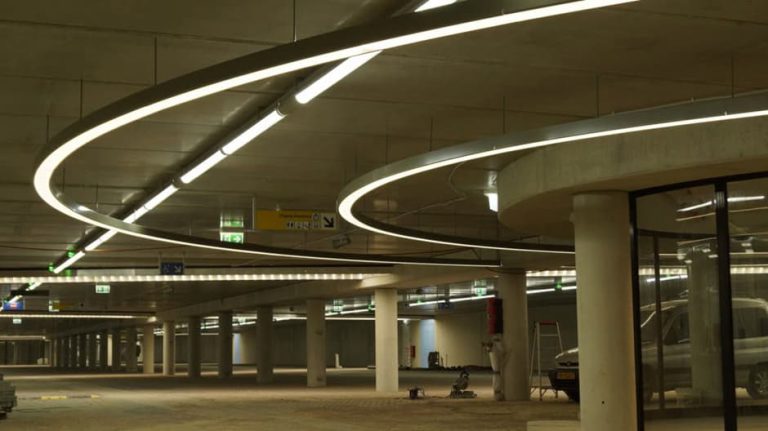 Lampen van LedOnly in een parkeergarage