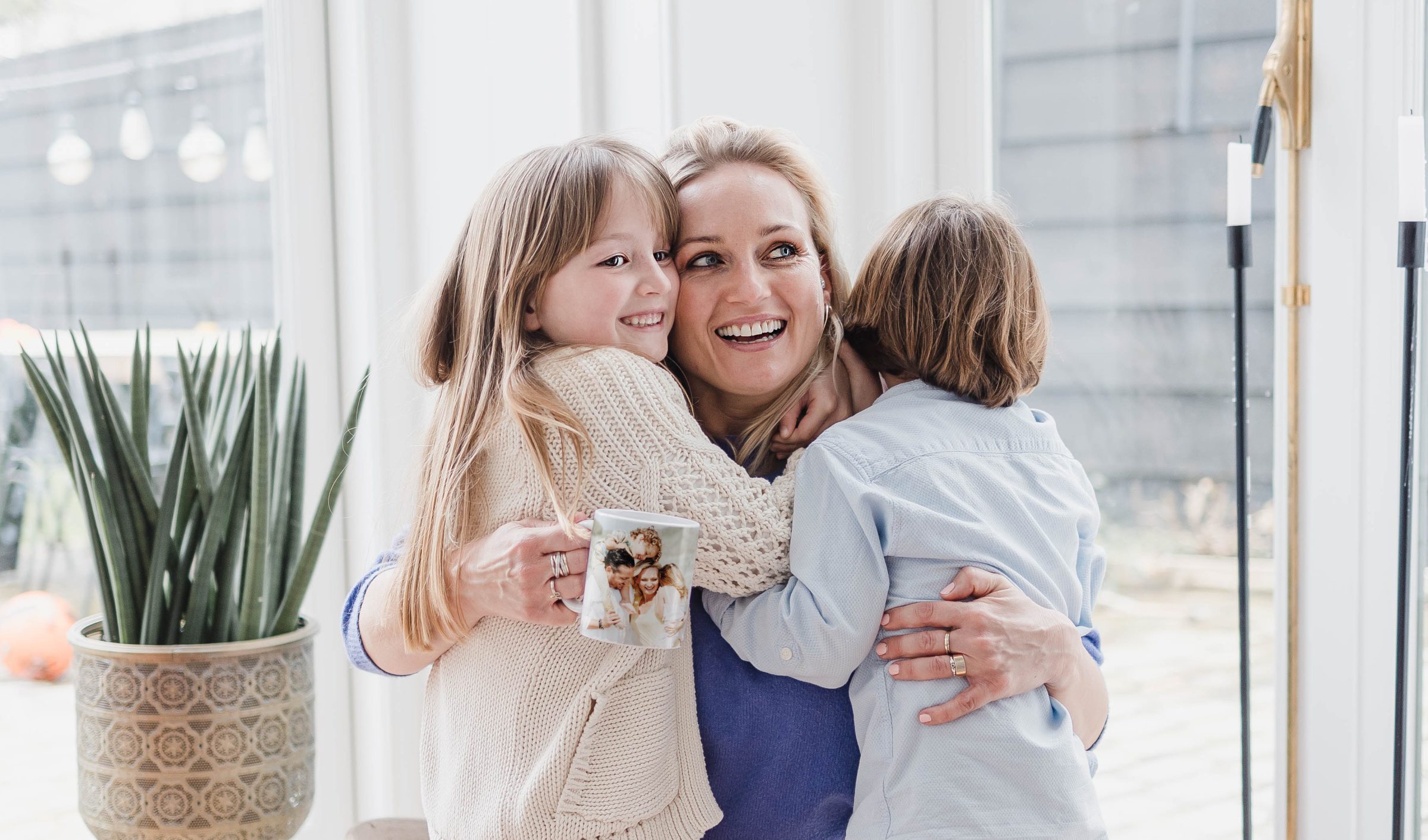 Frau mit 2 Kindern und personalisierter Kaffeetasse von YourSuprise
