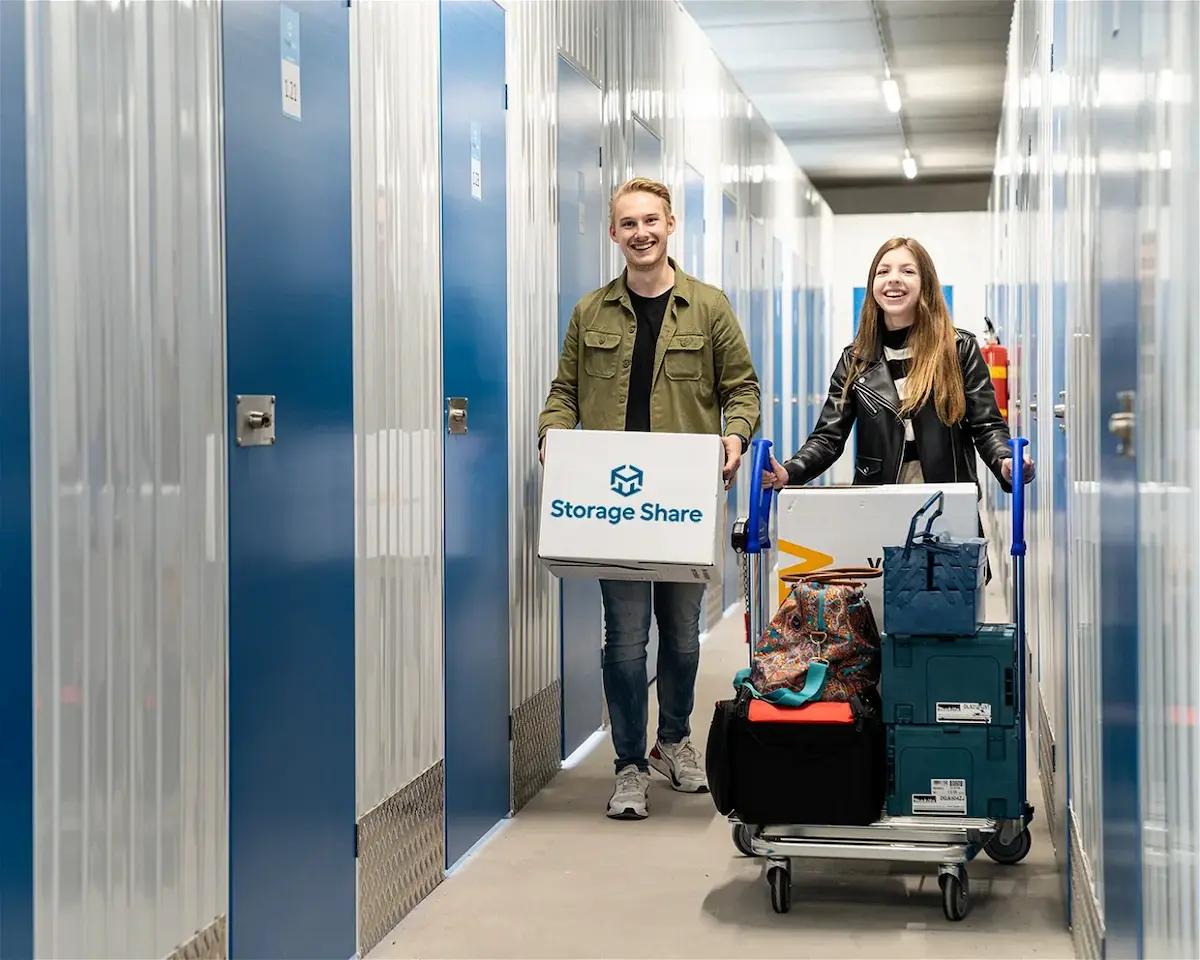 Two people bring stuff to Storage Share. For its internal processes, Storage Share uses TriFact365's innovative invoice processing.