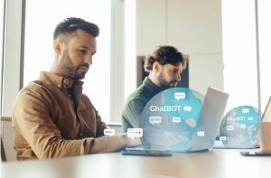 Twee mannen geconcentreerd op hun laptop, door een grafische toevoeging lijkt het alsof ze werken met een Chatbot.