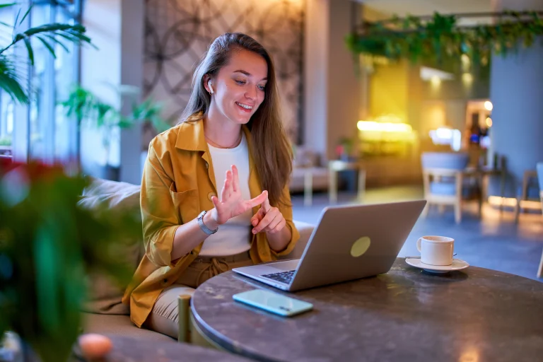 Vrouw maakt handgebaar richting haar computer waarop het lijkt alsof zij gebruikmaakt van Google BERT.