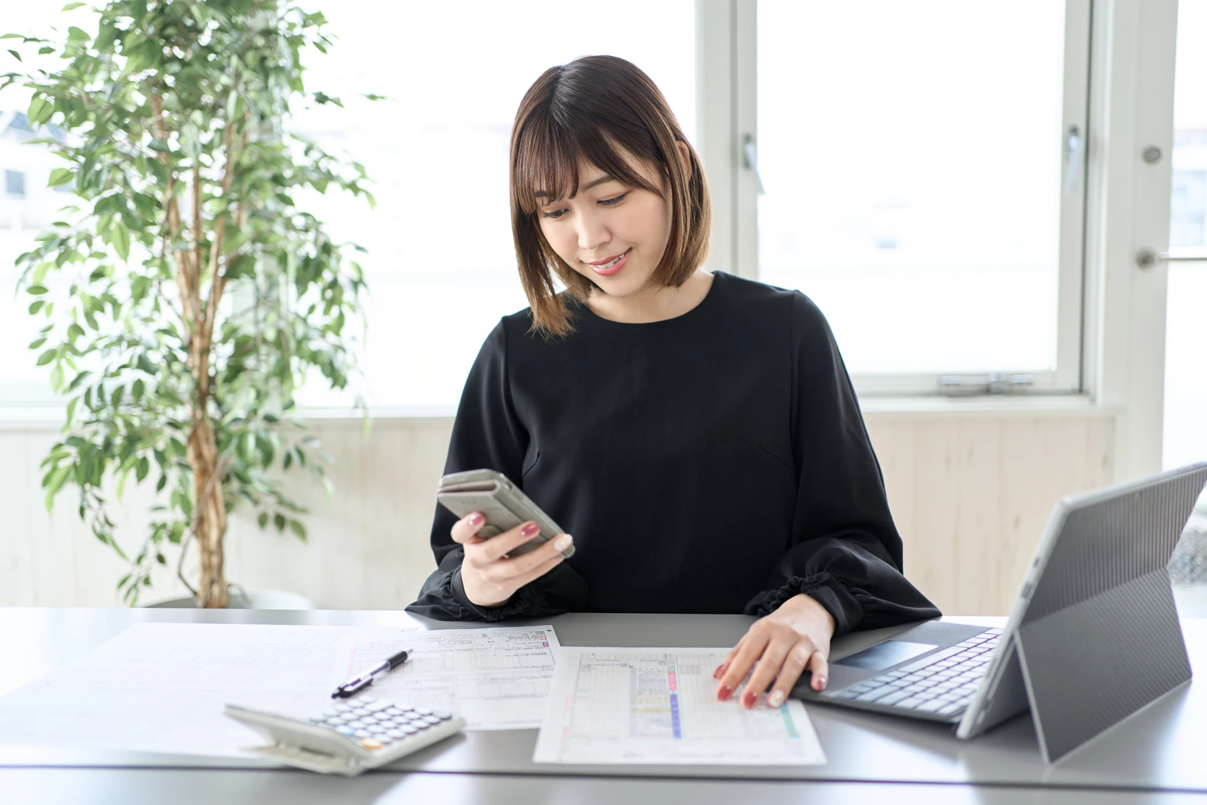 Une femme tient sa comptabilité en ligne à l'aide d'un programme de comptabilité.