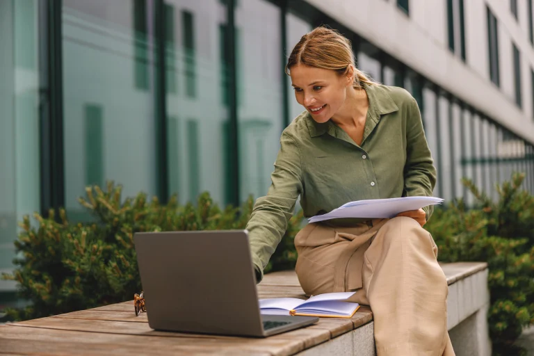 Een vrouw werkt achter een computer terwijl ze gebruikmaakt van de techniek van factuurherkenning.