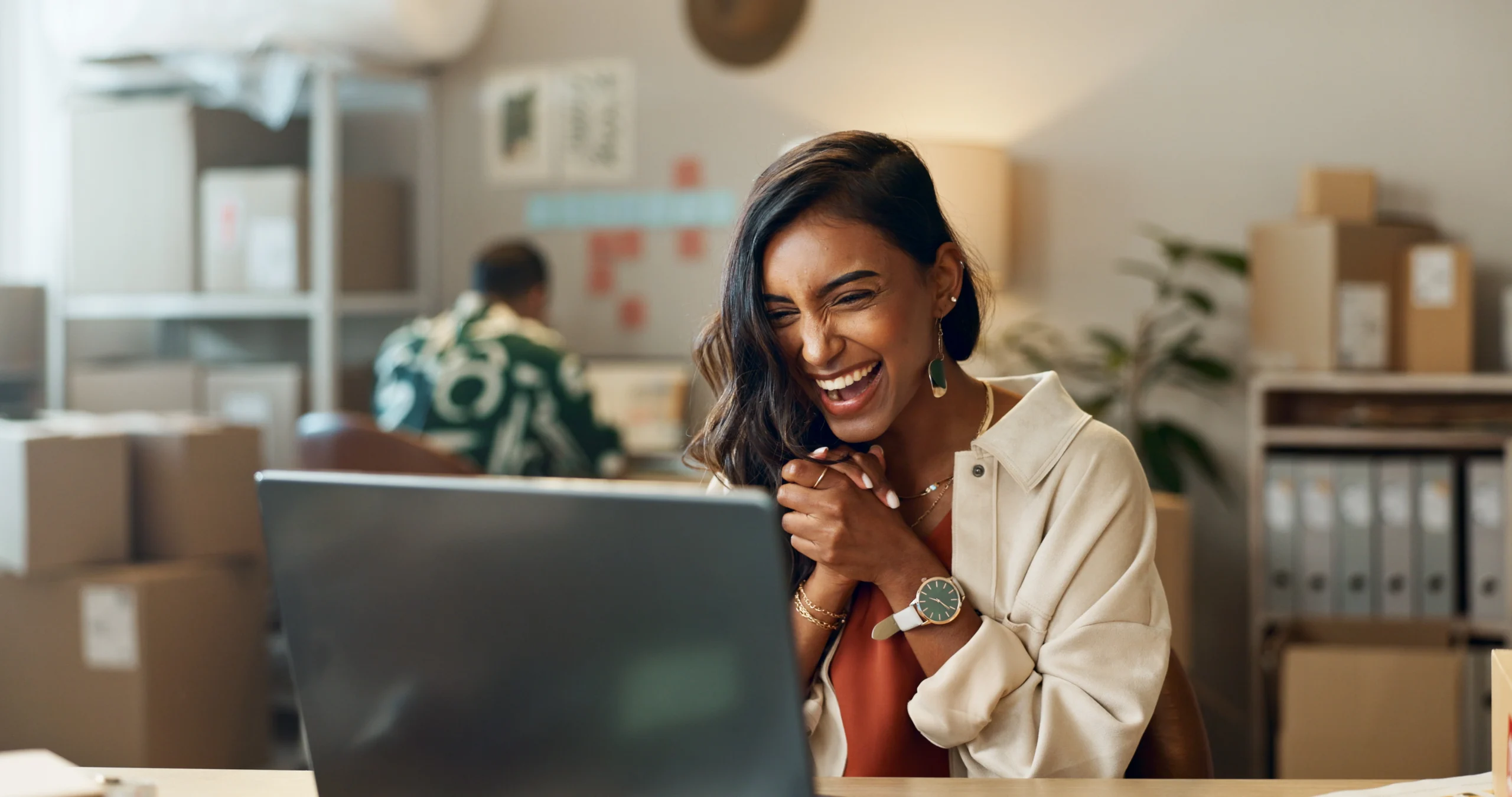 Une femme applaudit parce qu'elle est très satisfaite de Digital Invoice Processing.