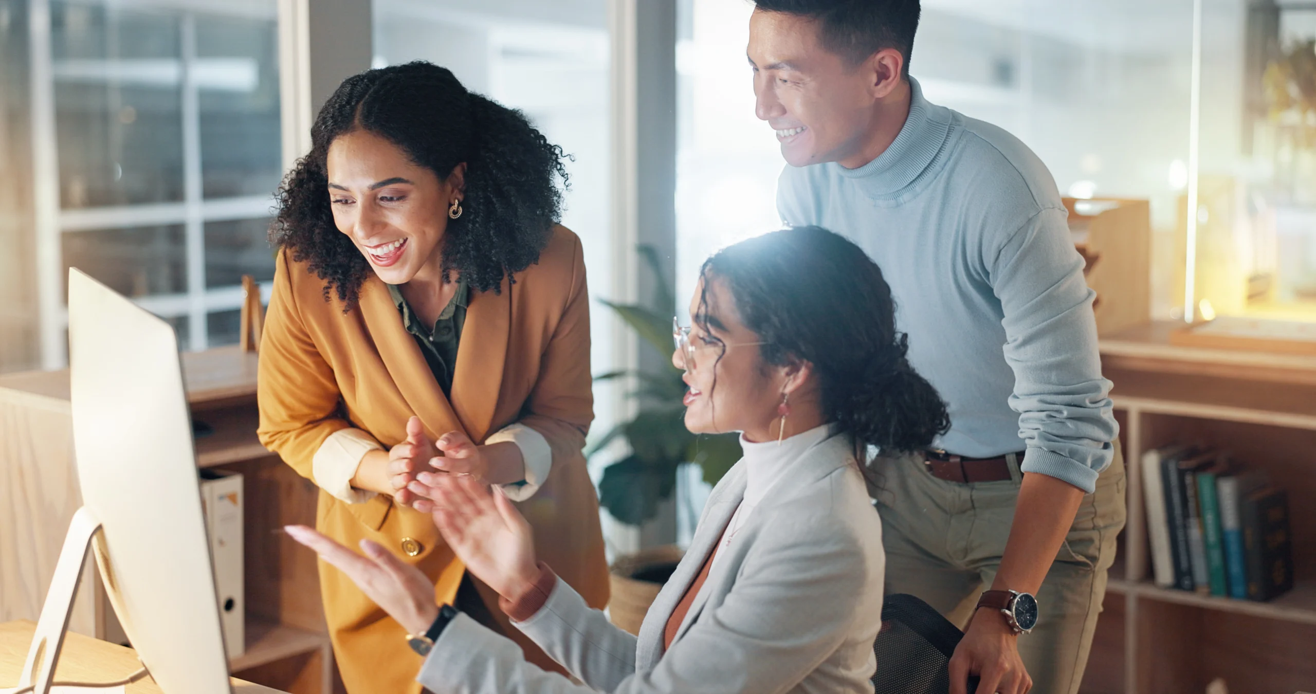 A woman explains to her colleagues how Invoice Flow is designed.