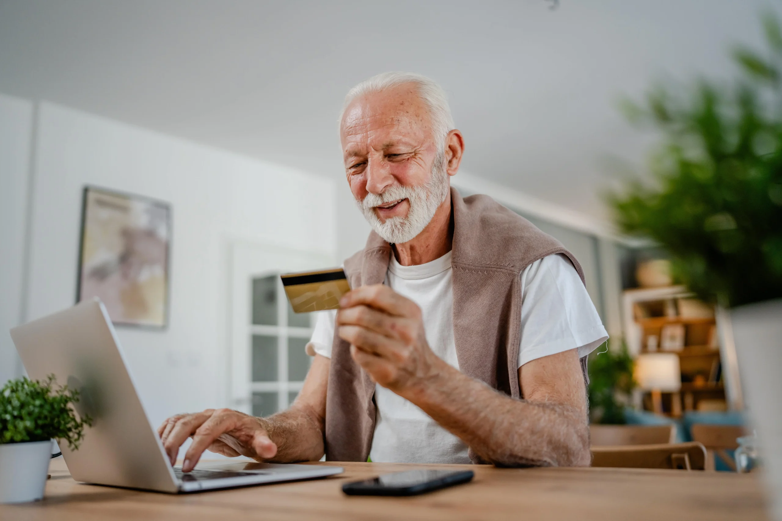 A man makes a payment via SEPA from behind his laptop.