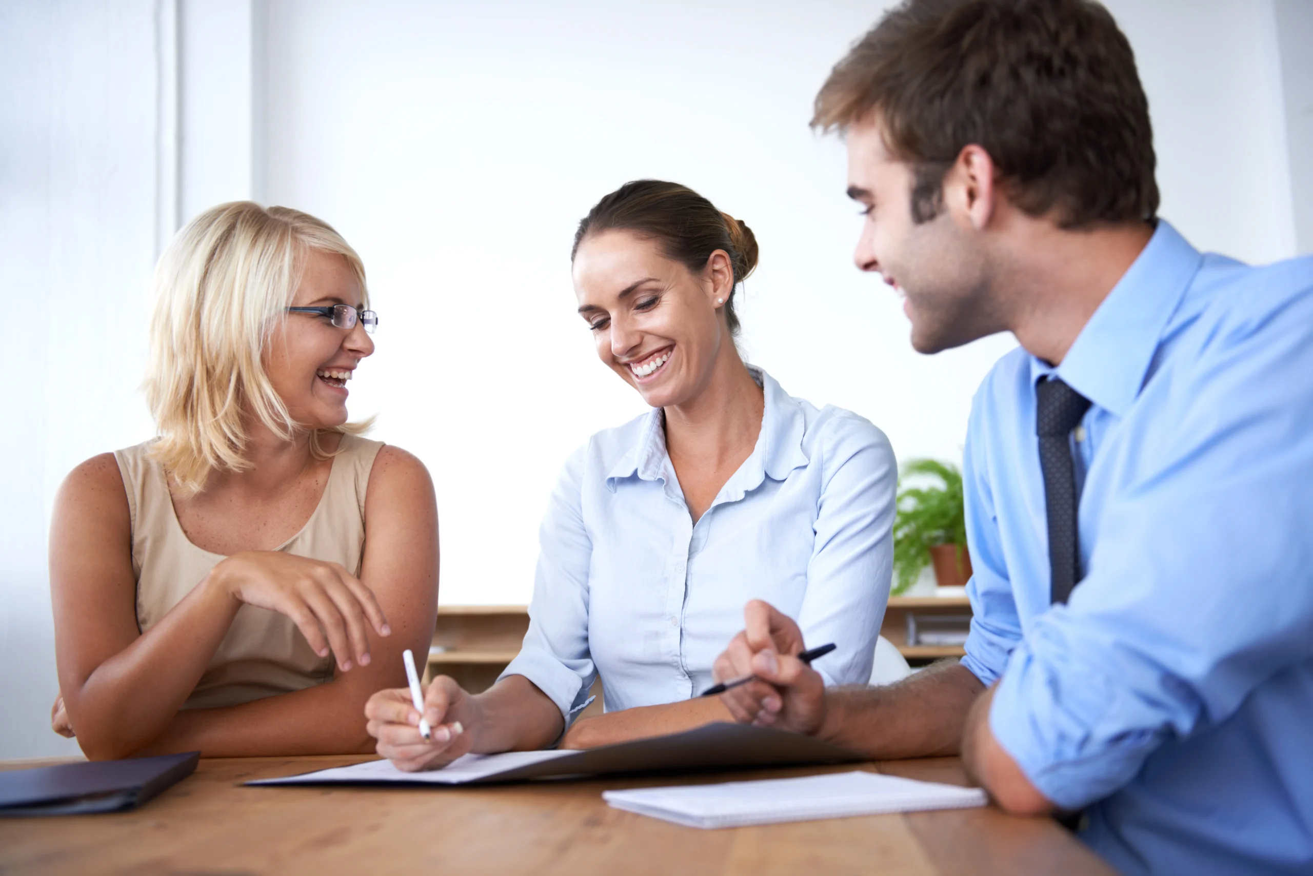 Zwei Frauen und ein Mann diskutieren alles, was Sie über Cashflow wissen müssen.