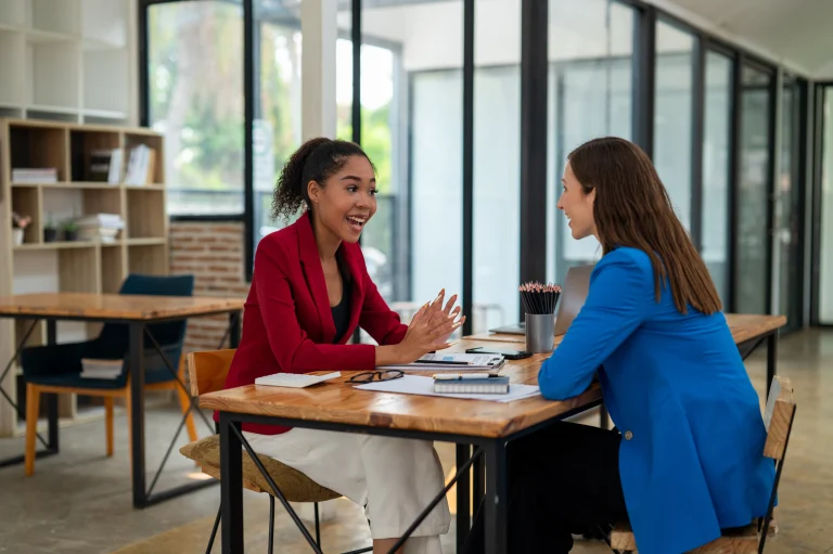 Twee vrouwen overleggen met elkaar, waarvan de ene een boekhouder is.