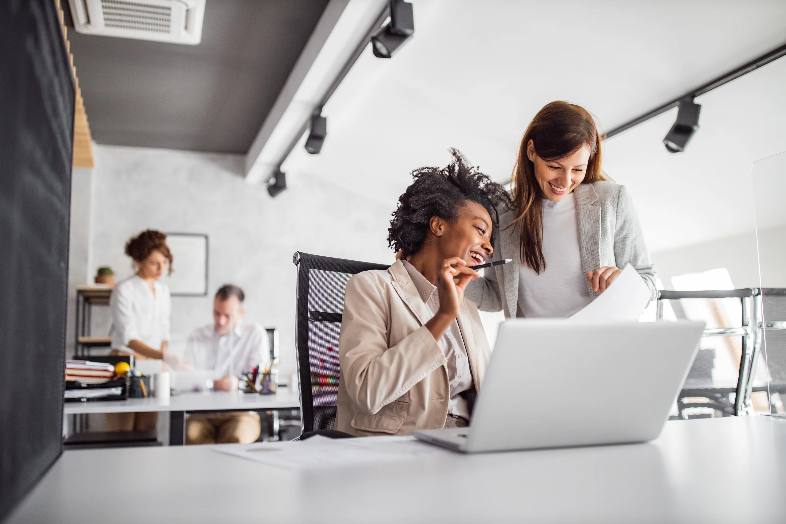 Twee vrouwen bespreken samen Business Intelligence.