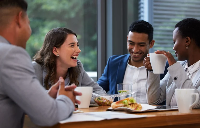 Een aantal collega's zitten aan tafel te lunchen, de kosten die ze maken, kunnen ze indienen als representatiekosten.