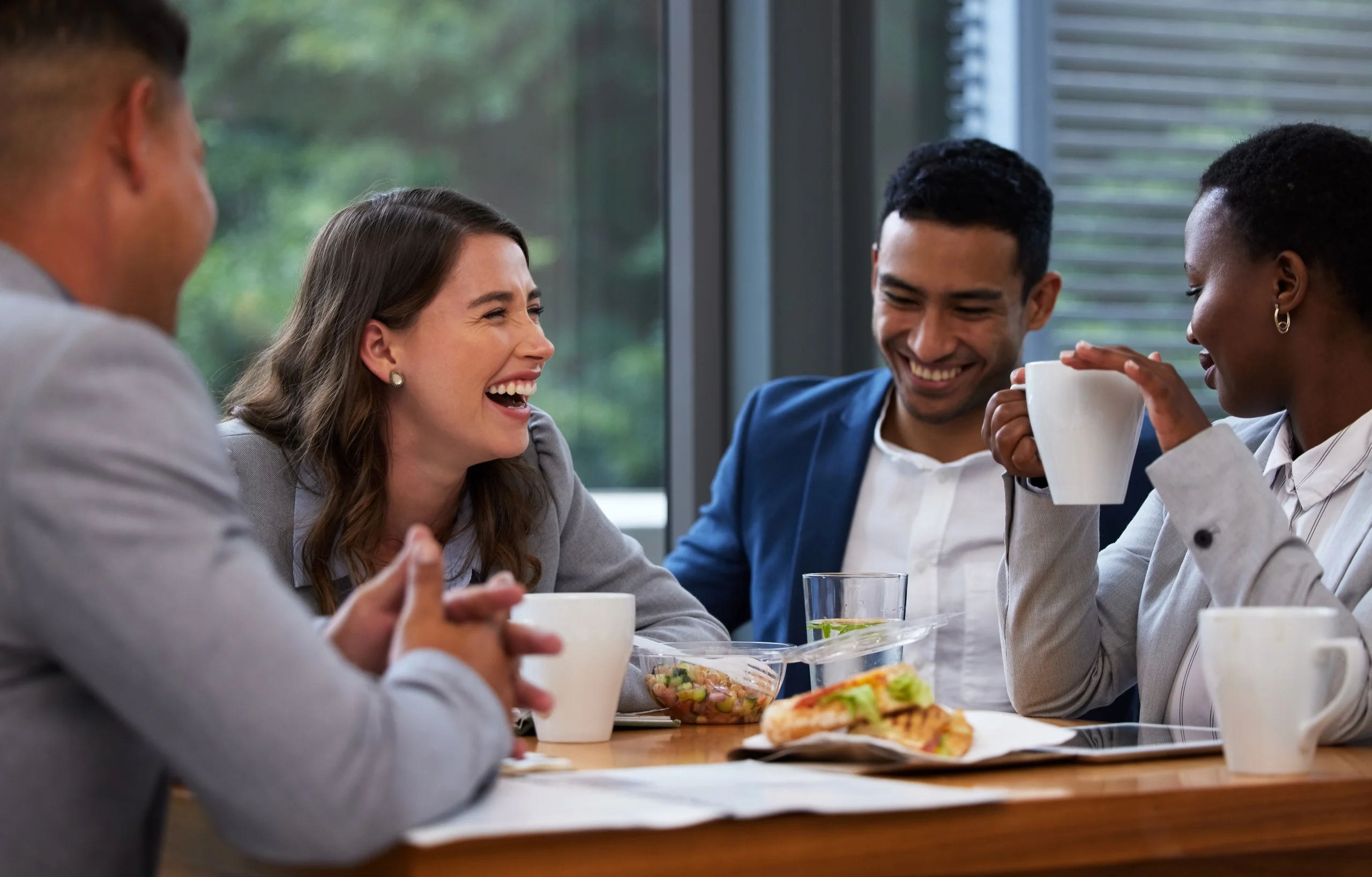 Een aantal collega's zitten aan tafel te lunchen, de kosten die ze maken, kunnen ze indienen als representatiekosten.