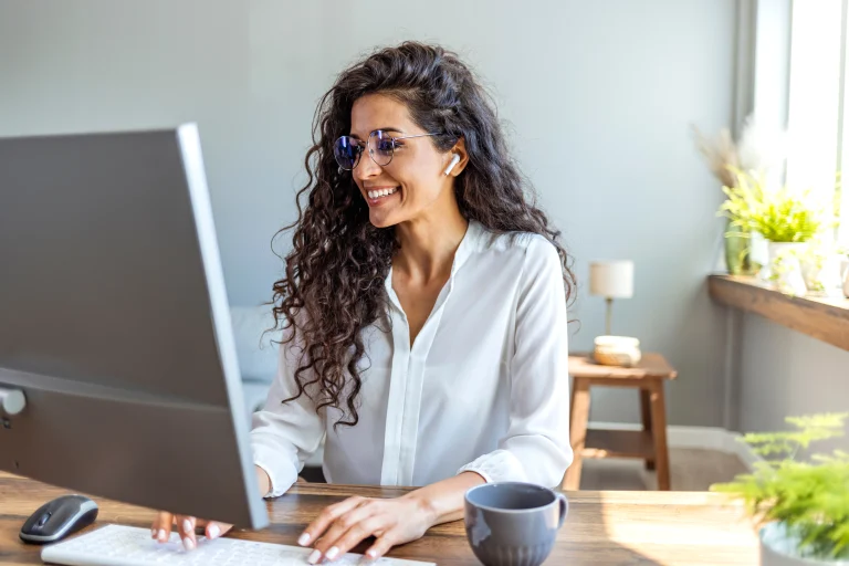 Een vrouw werkt achter een computer en maat gebruik van Marketing Automation.