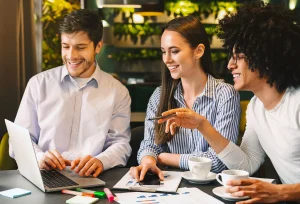 Drie collega's bespreken met elkaar de vraag Wat is een balans?