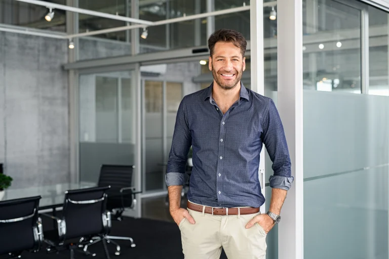 Man kijkt lachend in de camera omdat hij een goede Administratie heeft: Het Fundament van Succes