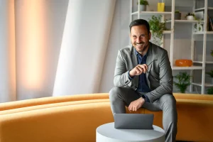 Een man lacht vanwege deze Tips voor het gebruik van TriFact365 in je samenstelpraktijk.