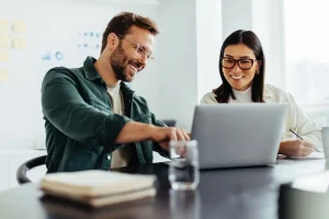 Een man en vrouw verwerken UBL-facturen: Efficiënt en Eenvoudig Converteren met TriFact365