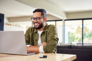 Een man zit achter een laptop facturen automatisch verwerken: hoe werkt scan en herken?