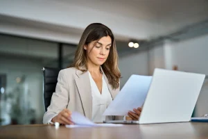 Een vrouw vraagt zich af wat is pdf2ubl en waarom is het zo belangrijk voor factuurverwerking?