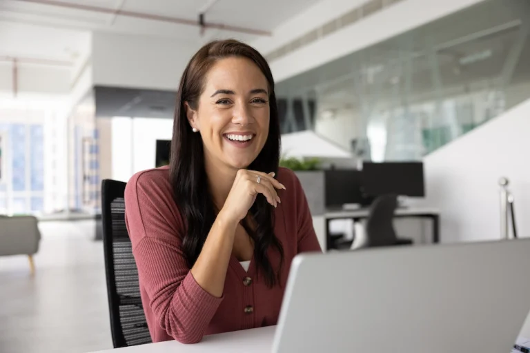 Een vrouw lacht om de mogelijkheden van Accrual Accounting.
