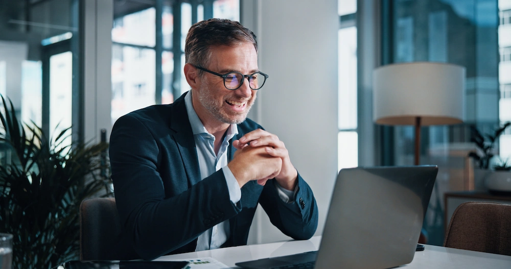 Un homme discute de ce qu'est la gestion des performances