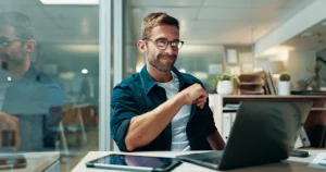 Een man is blij met efficiënte consolidatie