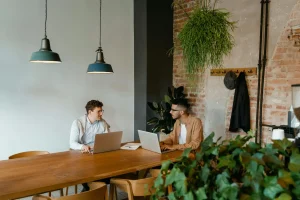 Twee collega's spreken over geautomatiseerde factuurverwerking