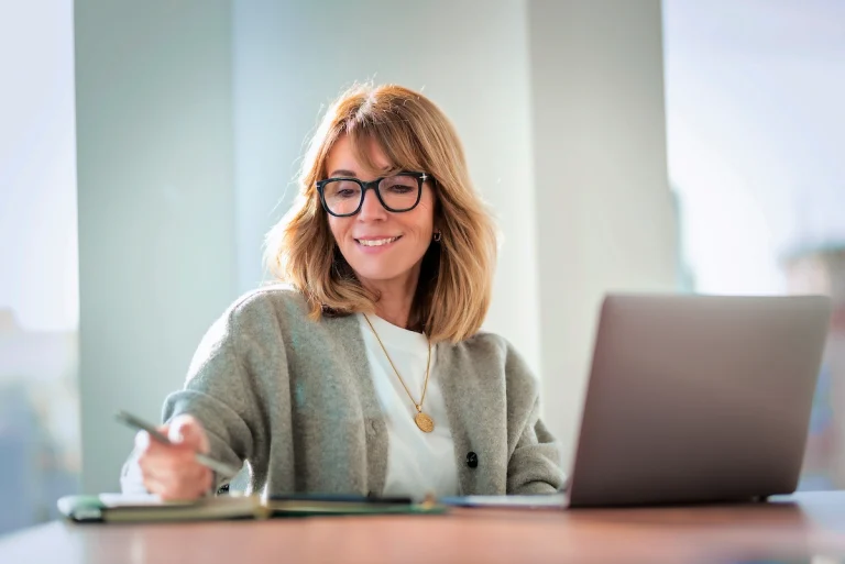 Een vrouw lacht om wat is consolidatie? Zo krijg je grip op je groepsstructuur