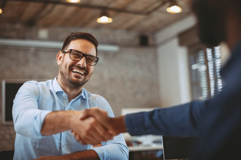 Een man lacht om Wat is een LLC en hoe kan TriFact365 jouw administratie versnellen?