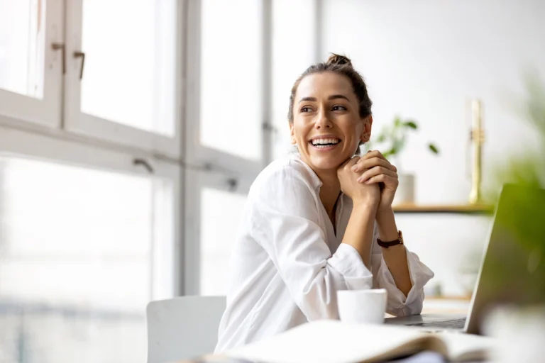 Een vrouw lacht om Inzicht in financiën is het nieuwe goud