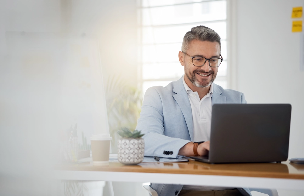 Un homme rit du pouvoir du bilan d'ouverture : votre point de départ financier expliqué