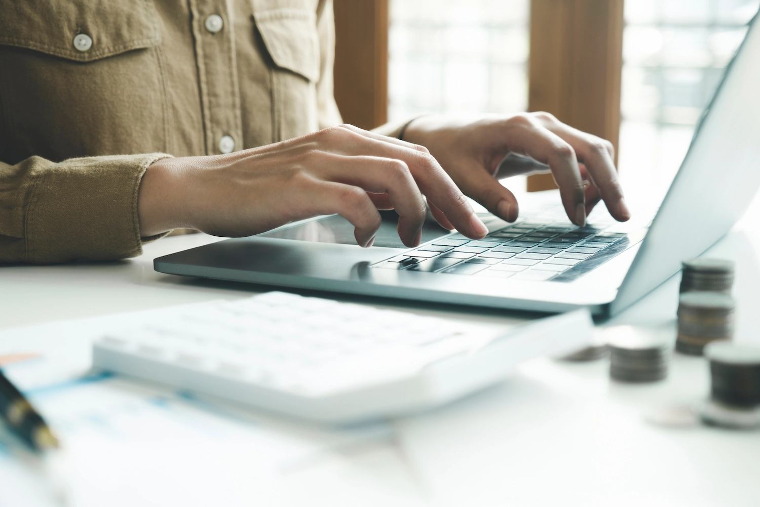 Ein Mann nutzt die neue Funktion von Peppol