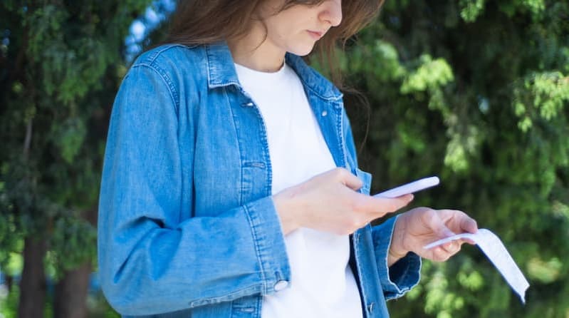 Eine Frau scannt einen Kassenbon mit ihrer TriFact365-App für AFAS Scan and Recognise.
