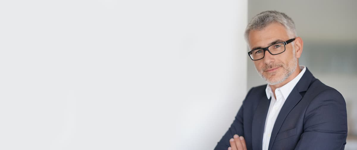 Accountant in pak straalt professionaliteit uit bij het zoeken naar een Basecone alternatief.