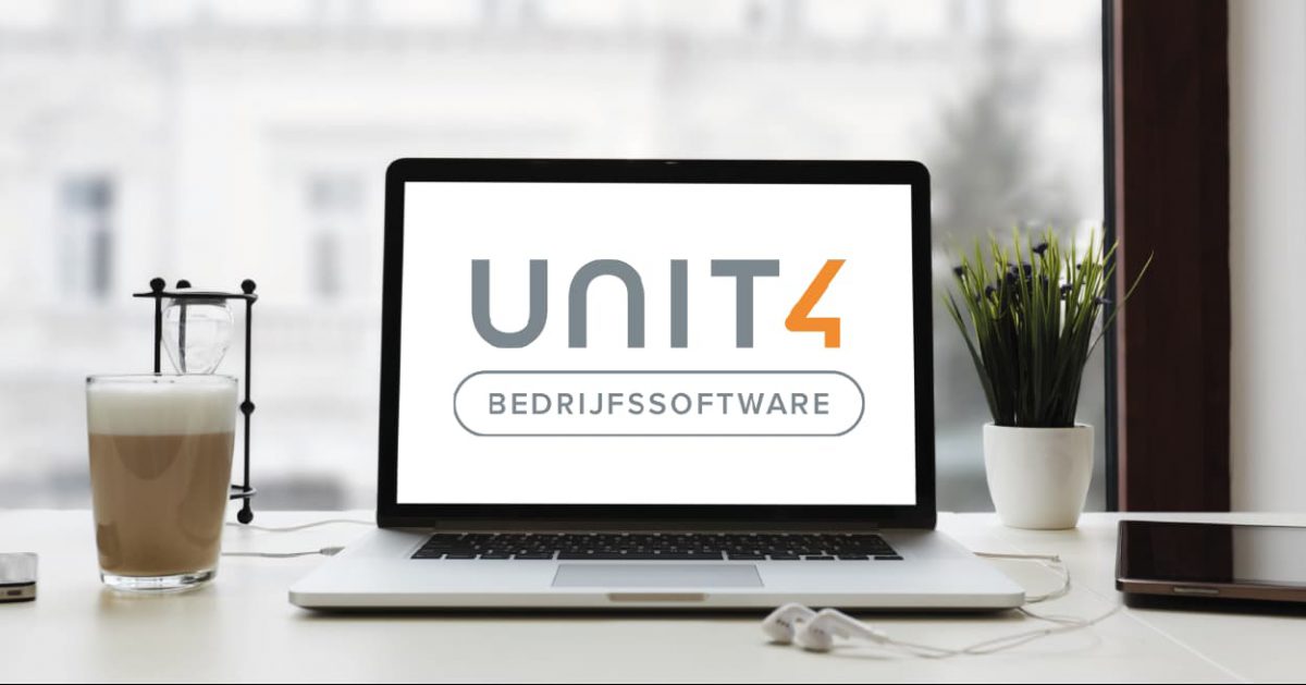 Logo Unit4 Bedrijfssoftware op een laptopscherm.